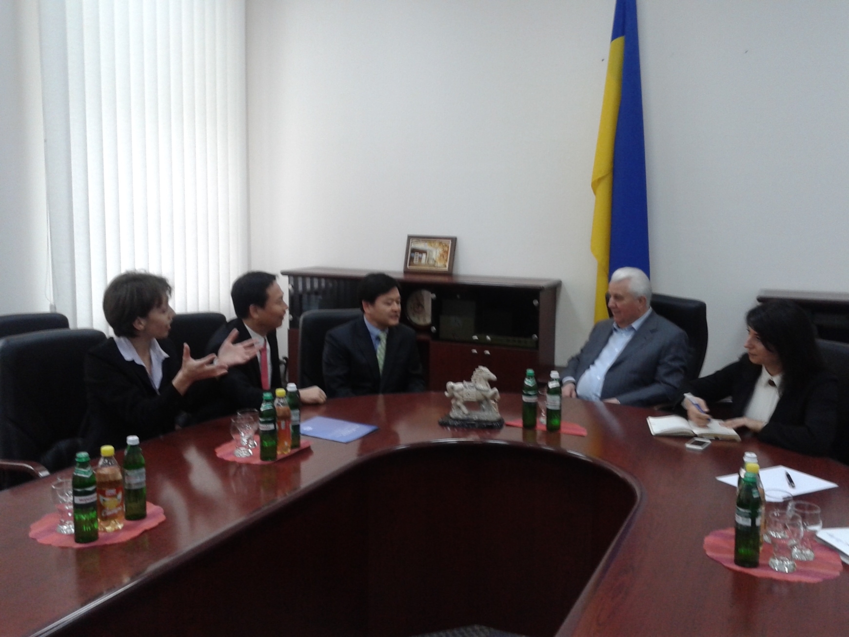 РОБОЧА ЗУСТРІЧ ГОЛОВИ УРМ ЛЕОНІДА КРАВЧУКА З  ДЕЛЕГАЦІЄЮ ФВМ